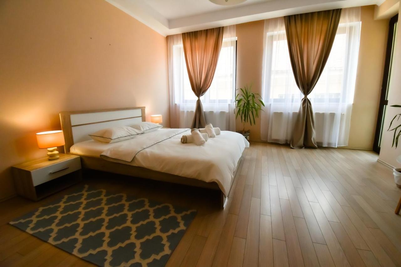 Appartement Db Apt - Comfort And Space In The Heart Of Old Town à Braşov Extérieur photo