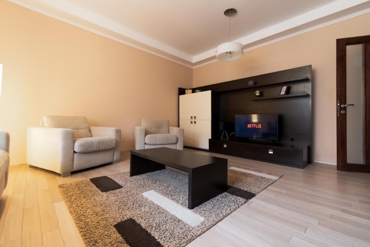 Appartement Db Apt - Comfort And Space In The Heart Of Old Town à Braşov Extérieur photo